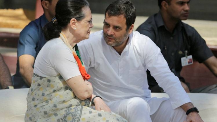सीडब्लूसी में राहुल और सोनिया गांधी (AP)