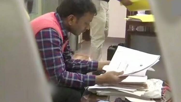 मौके पर कार्रवाई करती आईटी टीम(फोटो-ANI)