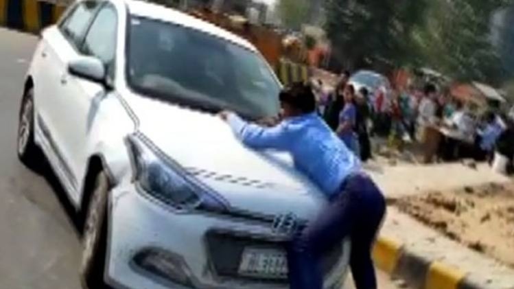 CID: बोनट पर लटका रहा युवक, दौड़ती रही कार