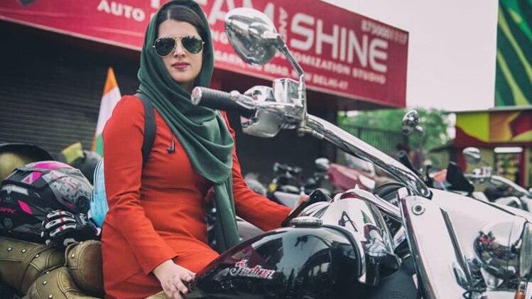 हिजाबी बाइकर रोशनी मिसबाह (फोटो- @HijabiBiker)
