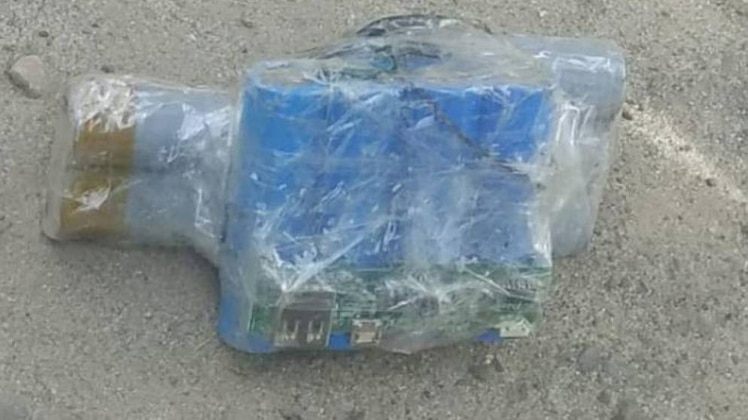 एयरपोर्ट पर मिली संदिग्ध चीज की जांच जारी है (Photo: Sunil Bhat)