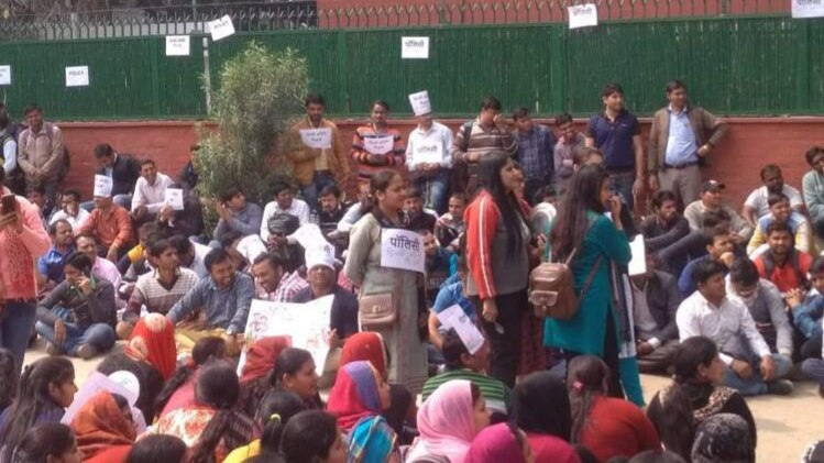 एलजी दफ्तर के बाहर धरने पर बैठे गेस्ट टीचर्स (फोटो- @SisodiaSafali)