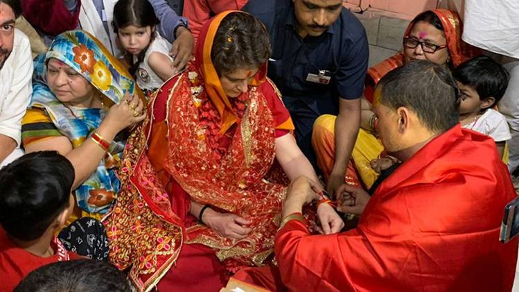 प्रियंका ने की तीन मंदिरों के दर्शन (फोटा-इंडिया टुडे)