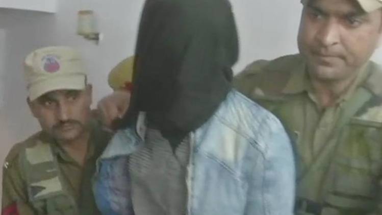 ग्रेनेड हमलावर जम्मू-कश्मीर पुलिस की गिरफ्त में(फोटो-ANI)