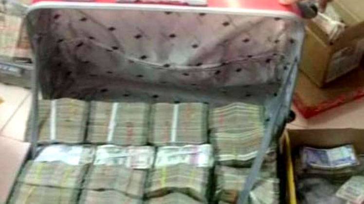 आयकर टीम की छापेमारी में बरामद नकदी (ANI)
