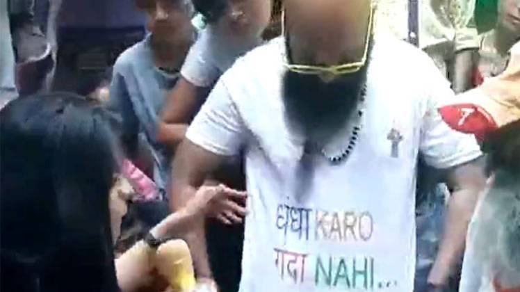 'बाबा क्रेज़ी' ने उठाया दिल्ली की झुग्गियों की सफाई का बीड़ा