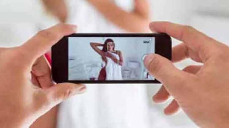 पॉर्न फिल्म देखता था पति