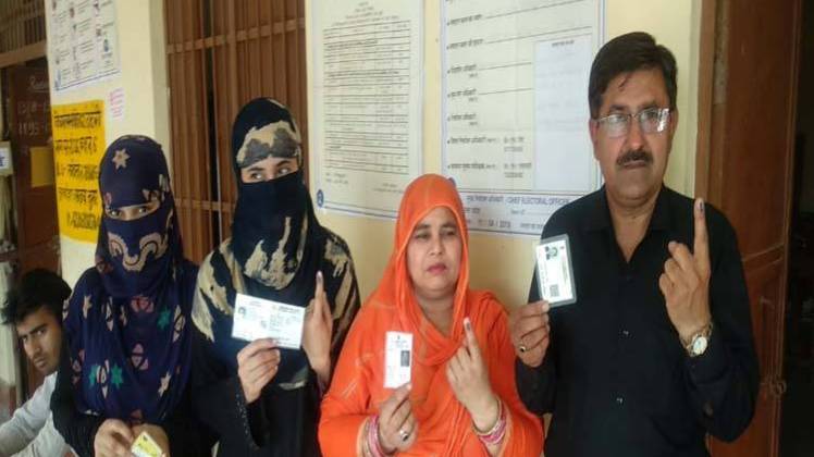मतदान के दौरान मुस्लिम महिलाएं