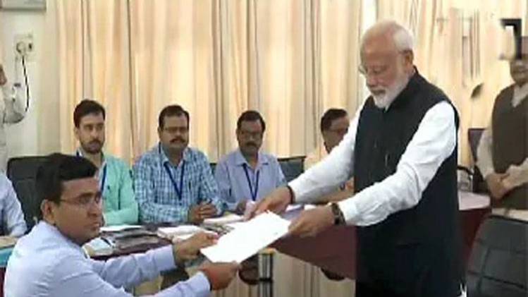 पीएम मोदी ने किया नामांकन