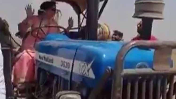 ट्रैक्टर पर हेमा मालिनी