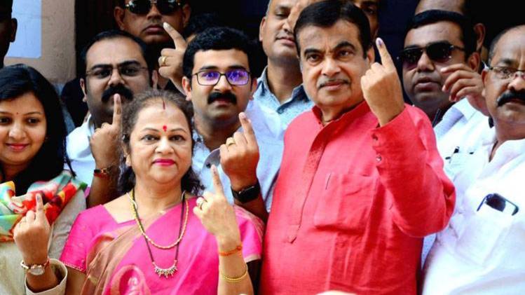 केंद्रीय मंत्री नितिन गडकरी ने परिवार के साथ वोट डाला