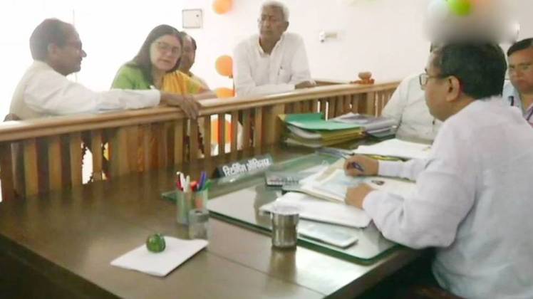 मेनका गांधी ने नामांकन भरा