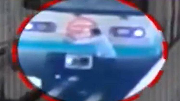 चलती मेट्रो ट्रेन के आगे युवक ने लगाई छलांग