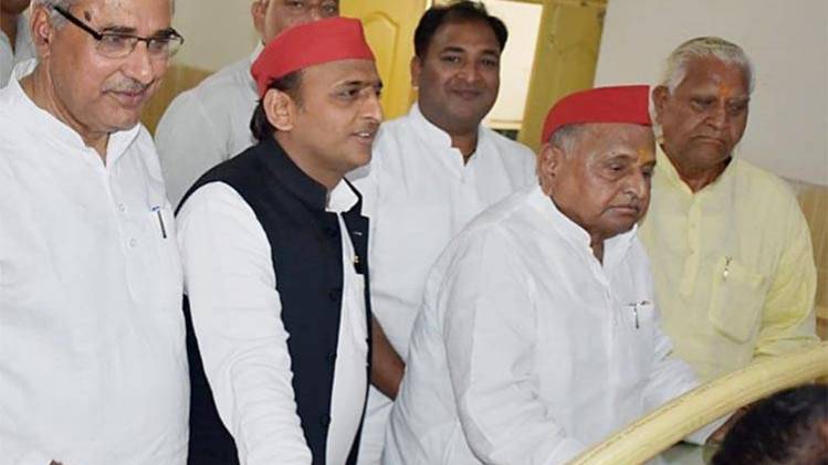 मुलायम सिंह यादव ने मैनपुरी सीट से भरा नामांकन