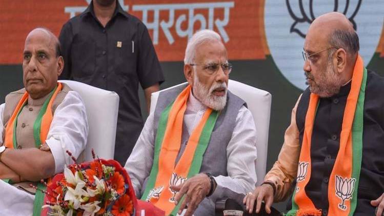 घोषणा पत्र जारी करते पीएम मोदी, अमित शाह और राजनाथ