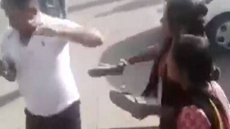 भीलवाड़ा में महिलाओं ने बीच सड़क पर शख्स को चप्पलों से पीटा