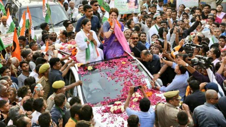 गाजियाबाद में प्रियंका गांधी का चुनाव प्रचार, रोड शो में उमड़ी भीड़