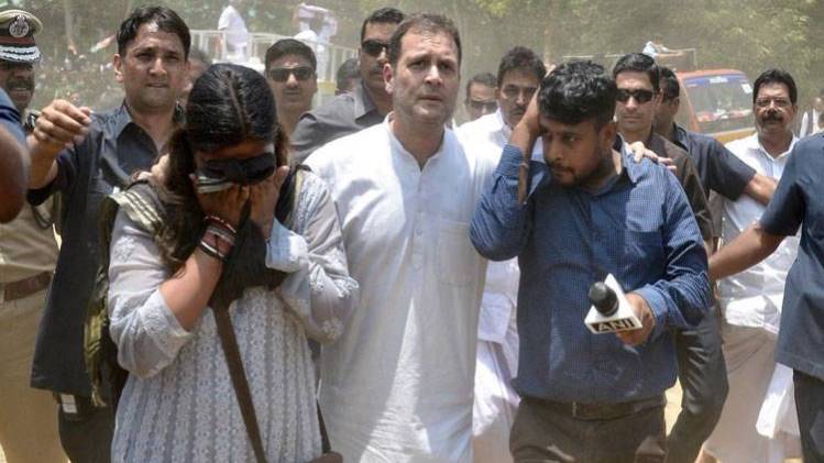 घायल पत्रकारों की मदद करते हुए राहुल गांधी