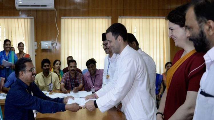 वायनाड से नामांकन भरते हुए राहुल गांधी (फोटो- ट्वीटर)