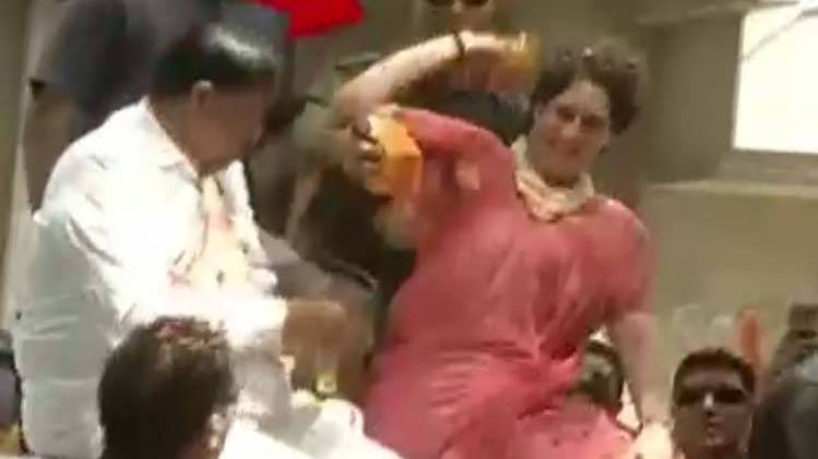 फूल फेंकती प्रियंका गांधी