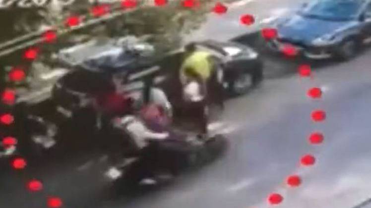 दिल्ली में बेखौफ बदमाशों ने महिला से दिनदहाड़े छीना बैग