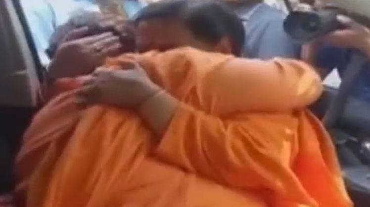 जब उमा भारती से गले लगकर रो पड़ीं साध्वी प्रज्ञा