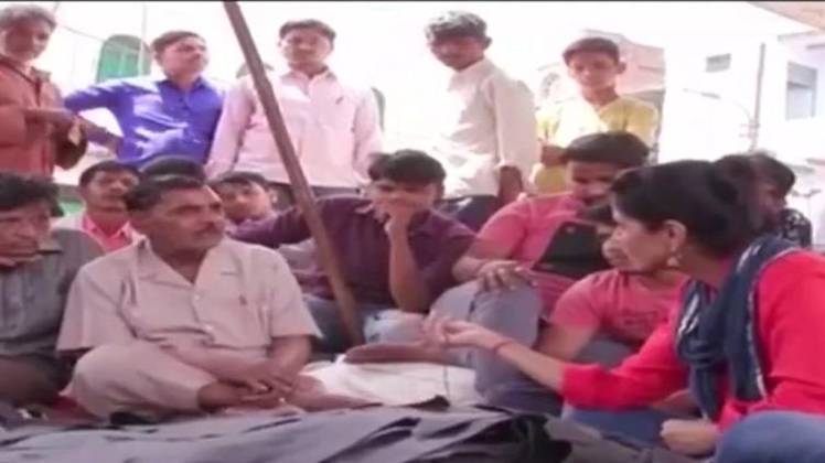 स्कूटर पर रिपोर्टर