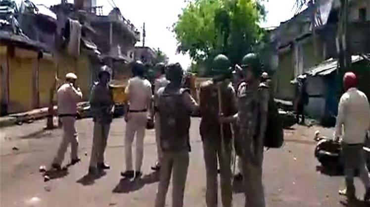 दिल्ली: मायापुरी में सीलिंग पर संग्राम, व्यापारियों ने किया पथराव