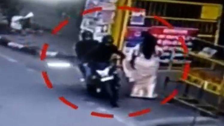 दिल्ली पुलिस पर भारी झपटमारी