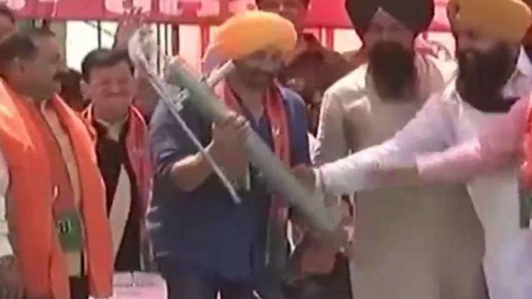 सनी देओल को दिया हैंड पंप