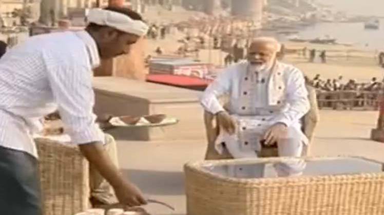 काशी घाट पर पीएम मोदी