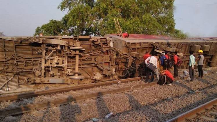 पूर्वा एक्सप्रेस के 12 डिब्बे पटरी से उतरे (Photo: ANI)