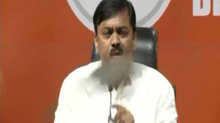 बीजेपी नेता पर चला जूता