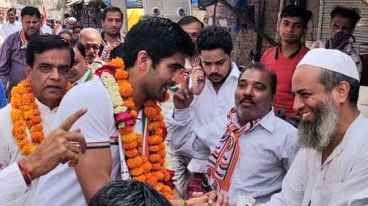 विजेंदर सिंह ने लोगों की समस्याओं को सुलझाने का किया वादा (Photo: Twitter/Vijender Singh)
