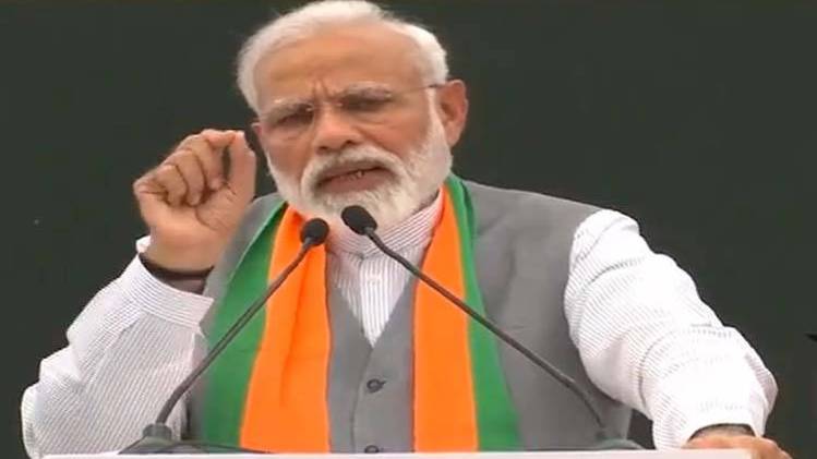 घोषणा पत्र जारी करते पीएम मोदी