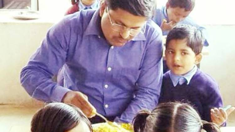 IAS ऑफिसर अवनीश शरन-  फोटो: फेसबुक अकाउंट से