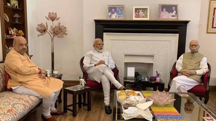 पीएम मोदी और अमित शाह मिले आडवाणी से
