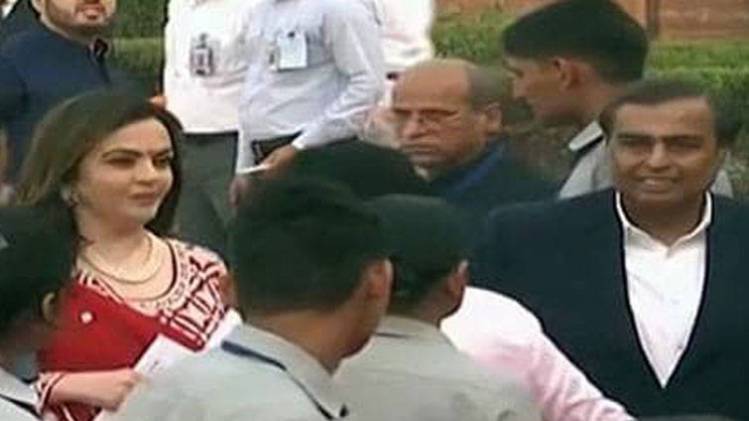 पत्नी नीता के साथ मुकेश अंबानी
