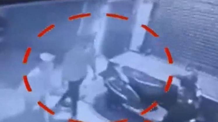 सीलमपुर थाने के पास स्कूटी चुराने की घटना CCTV में हुई कैद