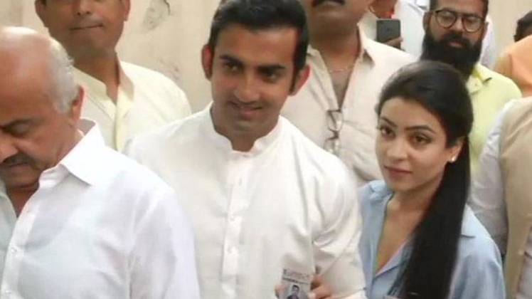 गौतम गंभीर ने अपने परिवार के साथ दिल्ली में डाला वोट