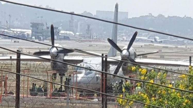 मुंबई एयरपोर्ट पर रनवे से आगे निकला विमान, बड़ा हादसा टला
