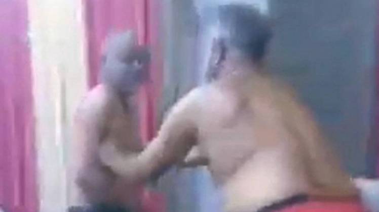 अर्धनग्न हालत में अस्पताल में नाचे कर्मचारी