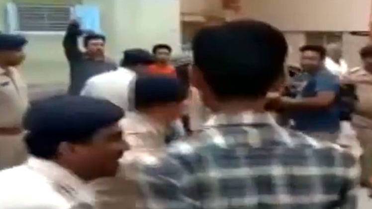 जूनागढ़ में पुलिस और पत्रकारों में झड़प