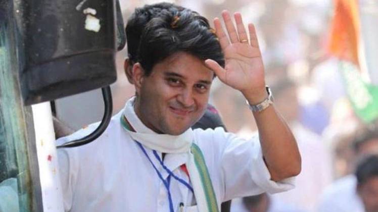 यूपी में ज्योतिरादित्य सिंधिया का दिखा नाटकीय अंदाज