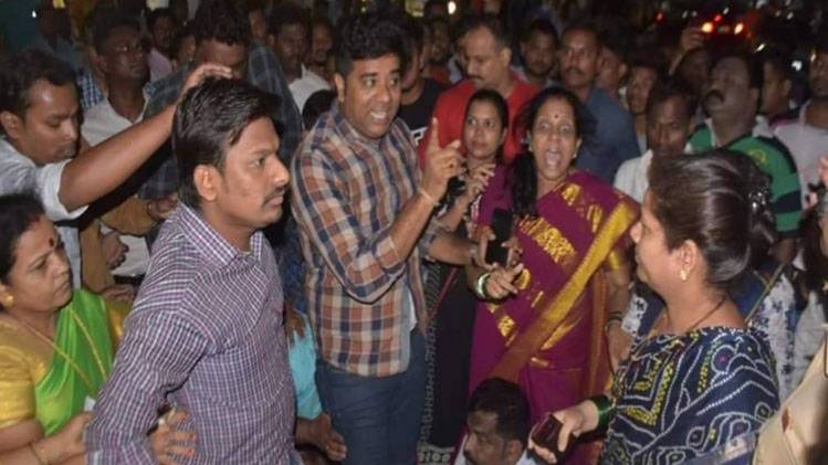 आम के स्टॉल को लेकर MNS-BJP कार्यकर्ता भिड़े (फोटो- ट्विटर)