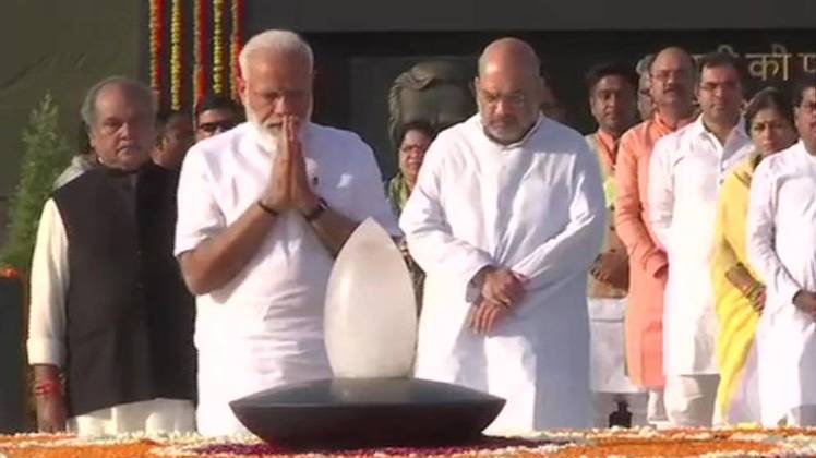 अटलजी को श्रद्धांजल‍ि देते नरेंद्र मोदी