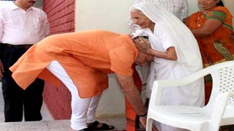 पीएम नरेंद्र मोदी-मां हीराबेन