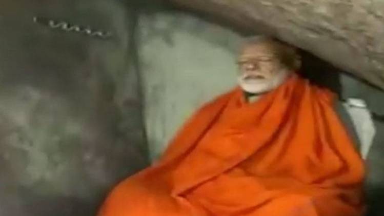 भक्ति में लीन पीएम मोदी