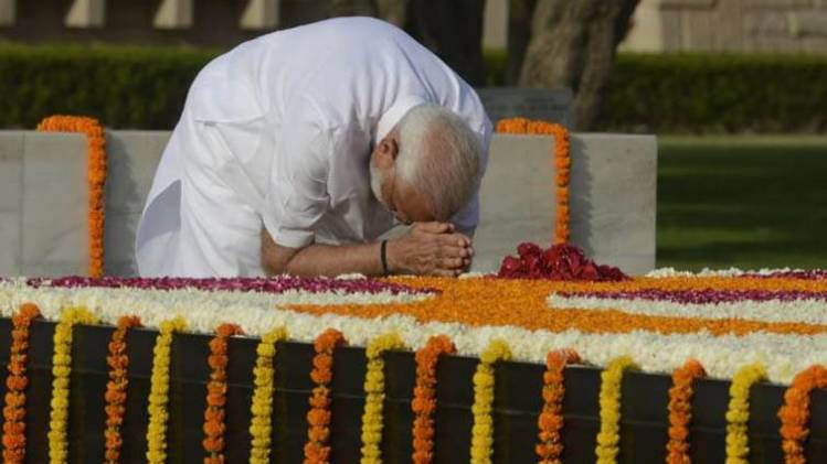 राजघाट पर मोदी