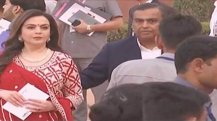 मुकेश अंबानी पत्नी नीता अंबानी के साथ